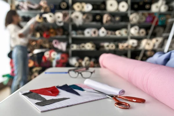 Almacén de tela con muchos rollos textiles multicolores —  Fotos de Stock