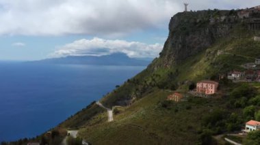İtalya'nın Maratea kasabasında heykeli ile yeşil tepede görünümü