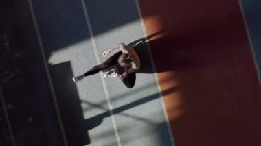 Kapalı stadyumda sportif sarışın kadın eğitim