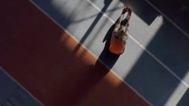 Kapalı stadyumda sportif sarışın kadın eğitim
