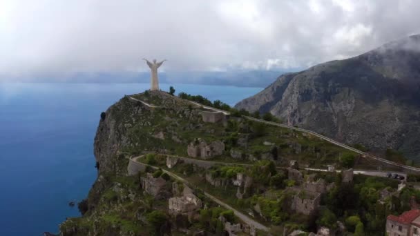 Vista em colina verde com estátua em Maratea cidade na Itália — Vídeo de Stock