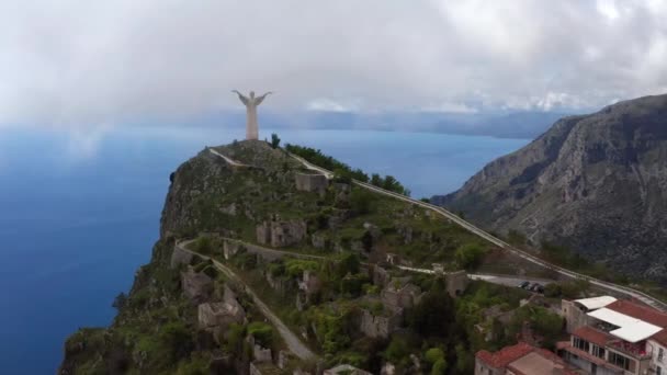이탈리아 마라테아 마을의 동상이 있는 푸른 언덕의 전망 — 비디오