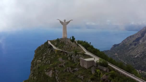 이탈리아 마라테아 마을의 동상이 있는 푸른 언덕의 전망 — 비디오