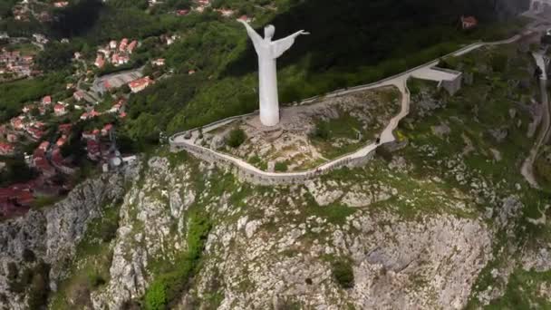 Vista en la colina verde con estatua en la ciudad de Maratea en Italia — Vídeo de stock