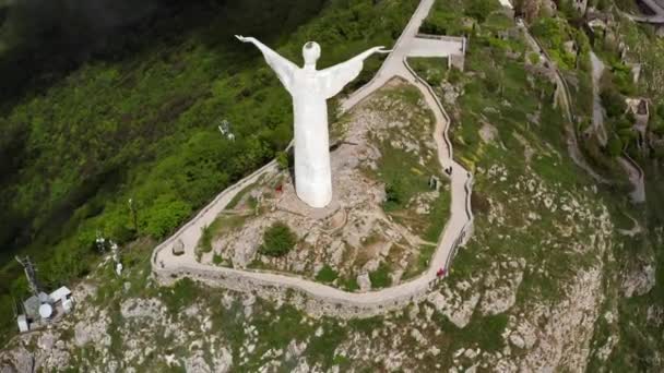 Vista em colina verde com estátua em Maratea cidade na Itália — Vídeo de Stock