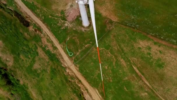 Vista aérea en campo verde con generador eólico — Vídeos de Stock