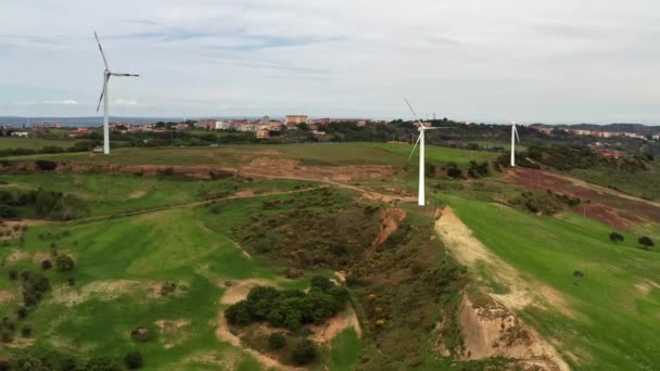 Campo com geradores eólicos e painéis solares — Vídeo de Stock