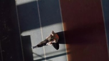 Kapalı stadyumda sportif sarışın kadın eğitim