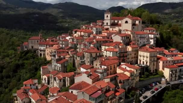 Vy över gamla stan i Rivello i Italien — Stockvideo