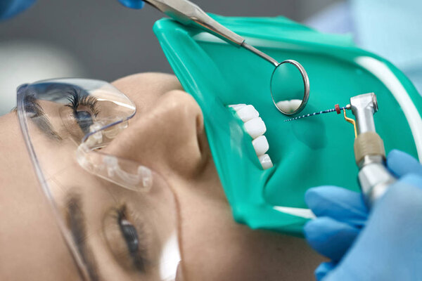 Лечение женских зубов в стоматологической клинике
