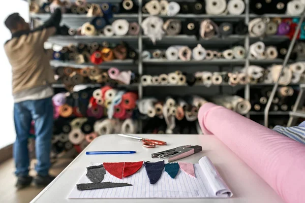 Almacén de tela con muchos rollos textiles multicolores —  Fotos de Stock