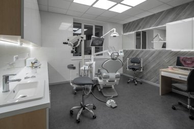 Hafif iç ve yüksek teknoloji ekipman ile Çağdaş diş kliniği