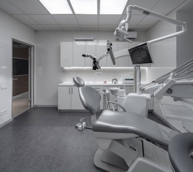 Hafif iç ve yüksek teknoloji ekipman ile Çağdaş diş kliniği