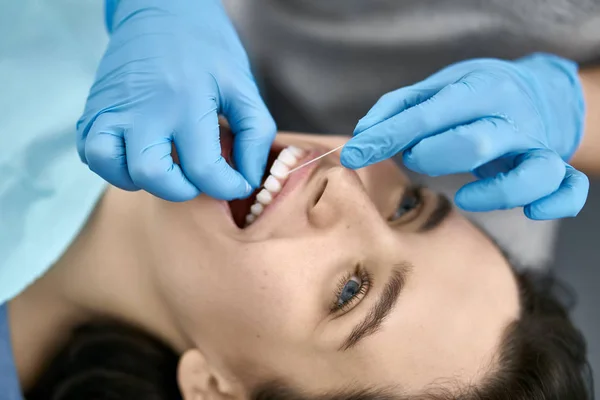 Mooie Womans tanden reiniging in de tandheelkundige kliniek — Stockfoto