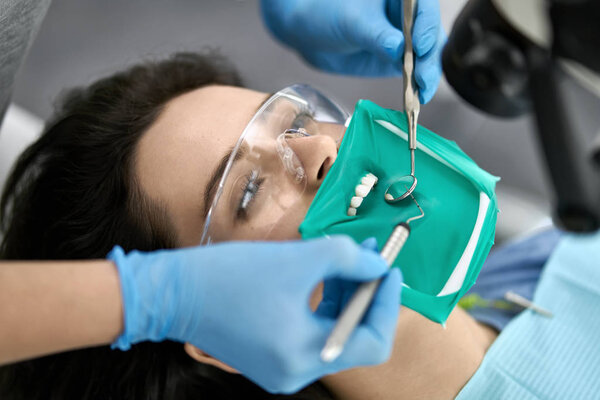 Лечение женских зубов в стоматологической клинике
