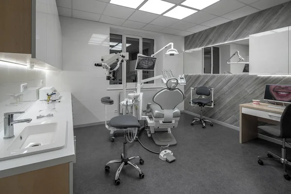 Современная стоматологическая клиника со светлым интерьером и высокотехнологичным оборудованием — стоковое фото