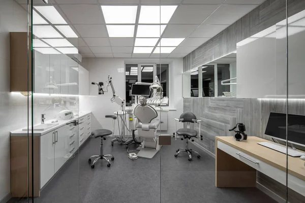 Moderní zubní klinika s lehkým interiérem a Hi-Tech vybavením — Stock fotografie