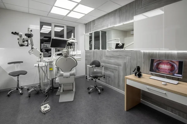 Clínica dentária contemporânea com interior leve e equipamentos oi-tech — Fotografia de Stock