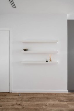 Beyaz duvarları ve parke ile şık modern iç