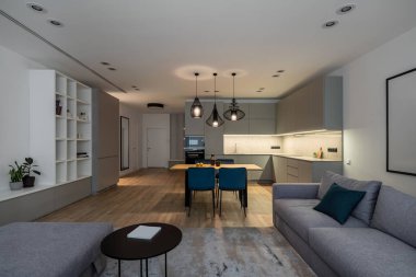 Gri mutfak bölgesi ve Parlak lambalar ile şık modern iç