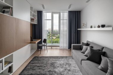 Beyaz duvarlar ve halı parke ile şık modern iç