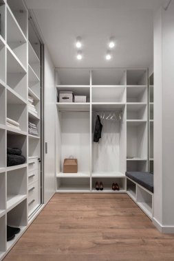 Açık tonlarda güzel modern soyunma odası