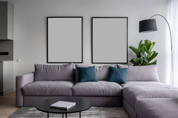 Snygg modern interiör med vita väggar och parkett med matta — Stockfoto