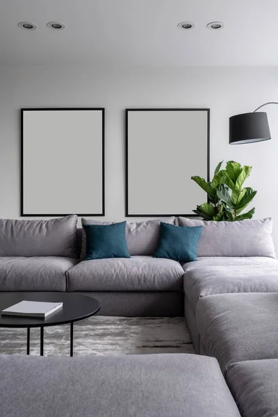 Eleganta och moderna inredning med vita väggar och parkettgolv — Stockfoto