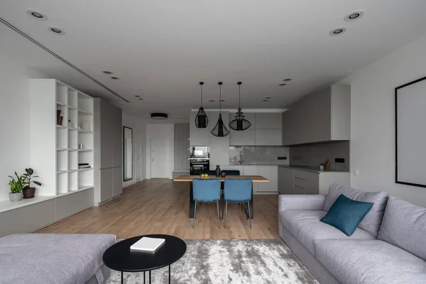 Elegante interior moderno con zona de cocina gris — Foto de Stock