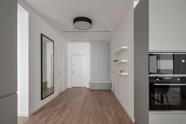 Interior moderno elegante com zona de cozinha cinza — Fotografia de Stock