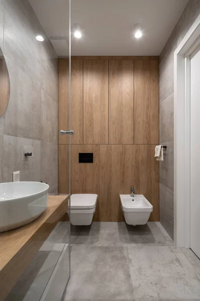 Elegante baño moderno con paredes de baldosas de luz y suelo — Foto de Stock