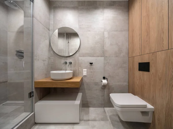 时尚的现代浴室，带浅色瓷砖墙壁和地板 — 图库照片
