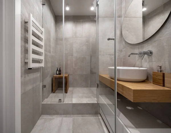 Elegante baño moderno con paredes de baldosas de luz y suelo —  Fotos de Stock