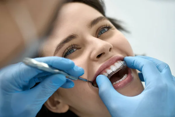 Szép Womans fogak kezelés fogászati klinika — Stock Fotó