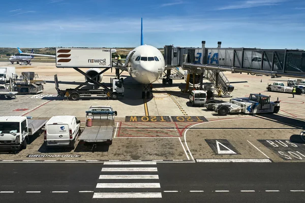 Pista con avión con muelle de carga en Aeropuerto de Madrids — Foto de Stock