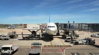 Madrids havaalanında yükleme rıhtımı ile uçak ile Pist