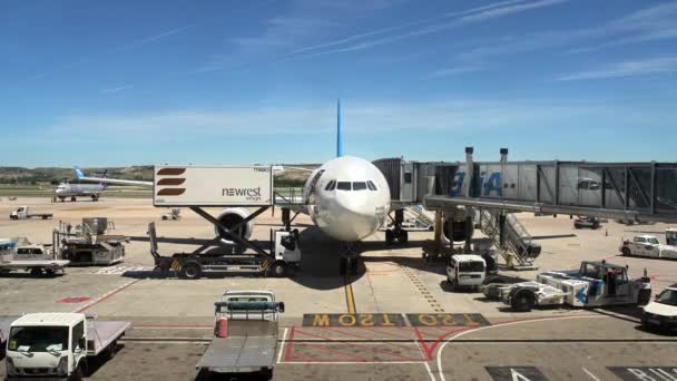 Pista con avión con muelle de carga en Aeropuerto de Madrids — Vídeos de Stock