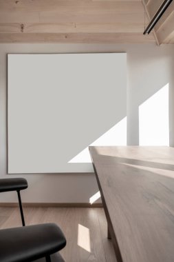 Eğimli ahşap tavanlı aydınlık modern iç mekan