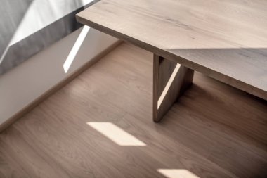 Beyaz duvarlar ve parke ile aydınlık modern iç mekan