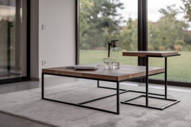 Ahşap mobilyalar ve döşeme döşemeleri olan modern iç mimari.