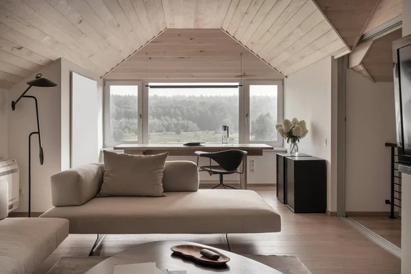 Intérieur moderne léger avec plafond en bois incliné — Photo