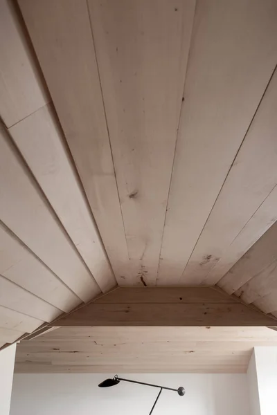 Světle moderní interiér se šikmým dřevěným stropem — Stock fotografie