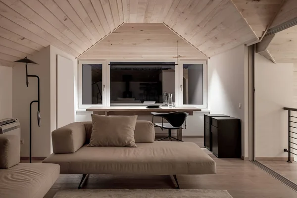 Светлый интерьер с наклонным деревянным потолком — стоковое фото