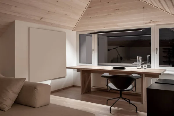 Interior luminoso claro com teto de madeira inclinado — Fotografia de Stock