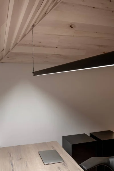 Intérieur lumineux avec plafond en bois incliné — Photo