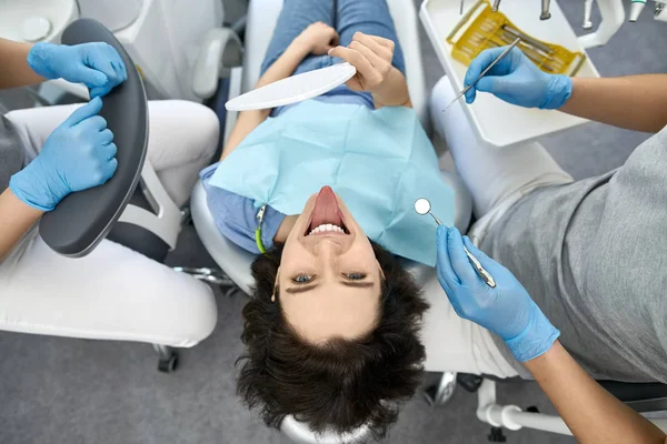 Pretty kvinnans tänder behandling i Dental Clinic — Stockfoto