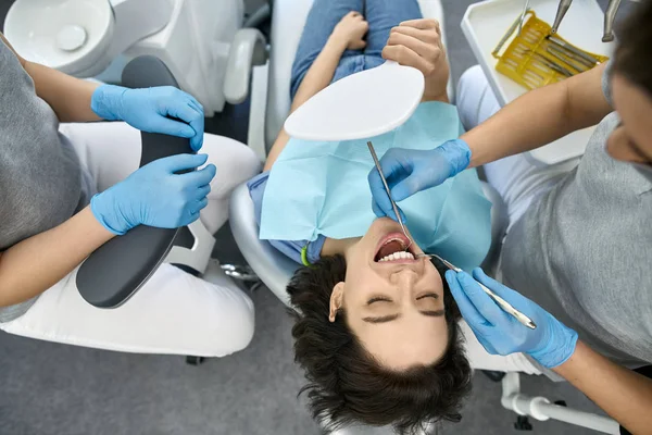 Χαριτωμένο γυναίκες θεραπεία δοντιών στην οδοντιατρική κλινική — Φωτογραφία Αρχείου