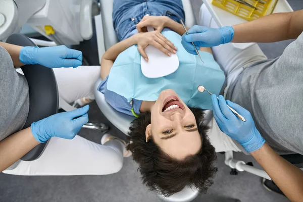 Pretty kvinnans tänder behandling i Dental Clinic — Stockfoto