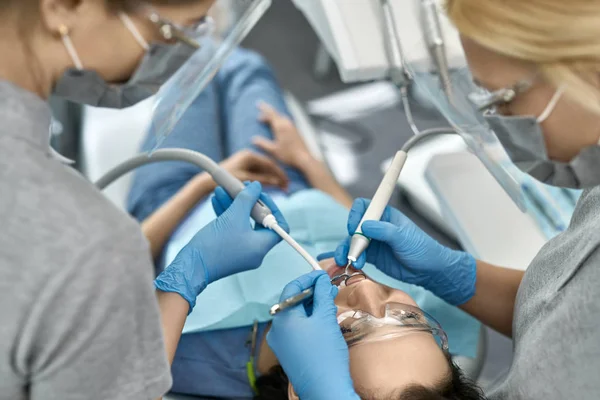 Pretty kvinnans tänder behandling i Dental Clinic — Stockfoto