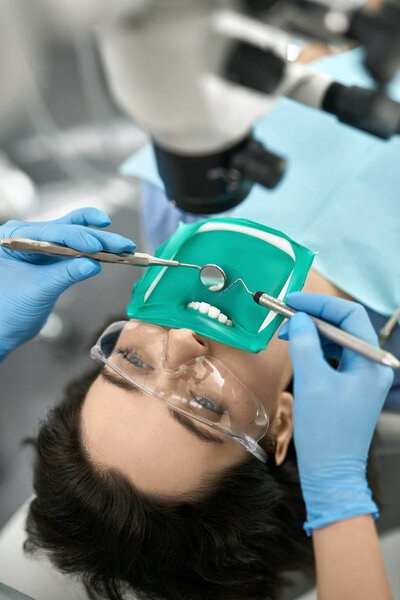 Красотки чистят зубы в стоматологической клинике
